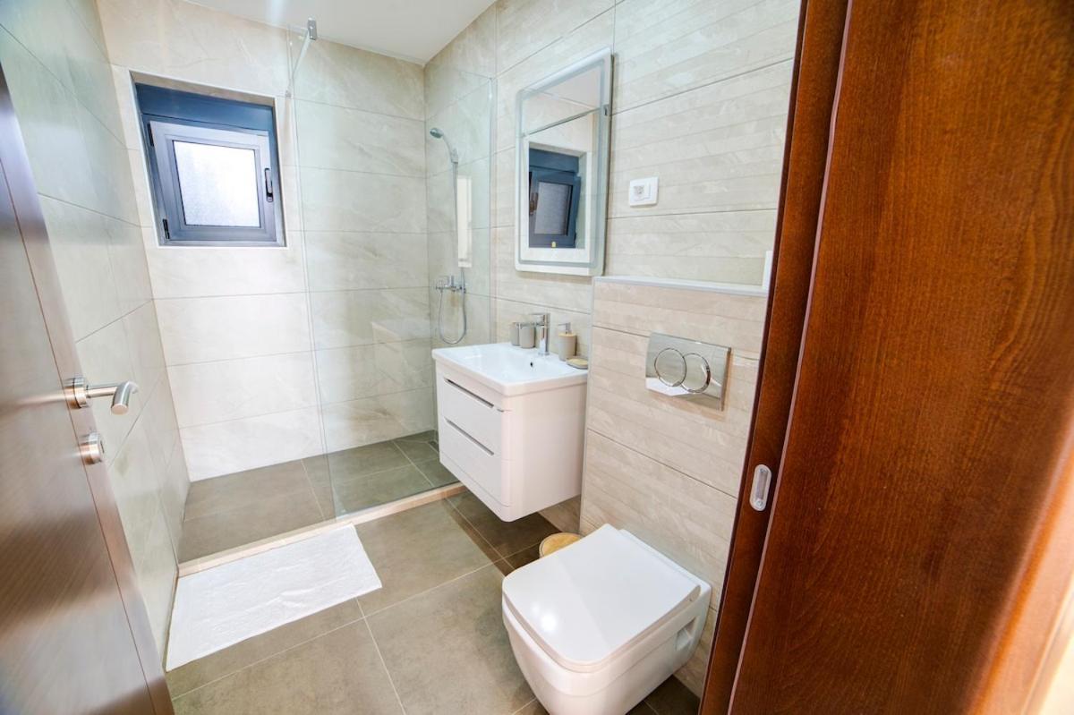 Jelena With Private Pool - Lapcici Villa Budva