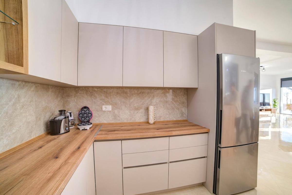 Villa Jelena With Private Pool - Lapcici Budva